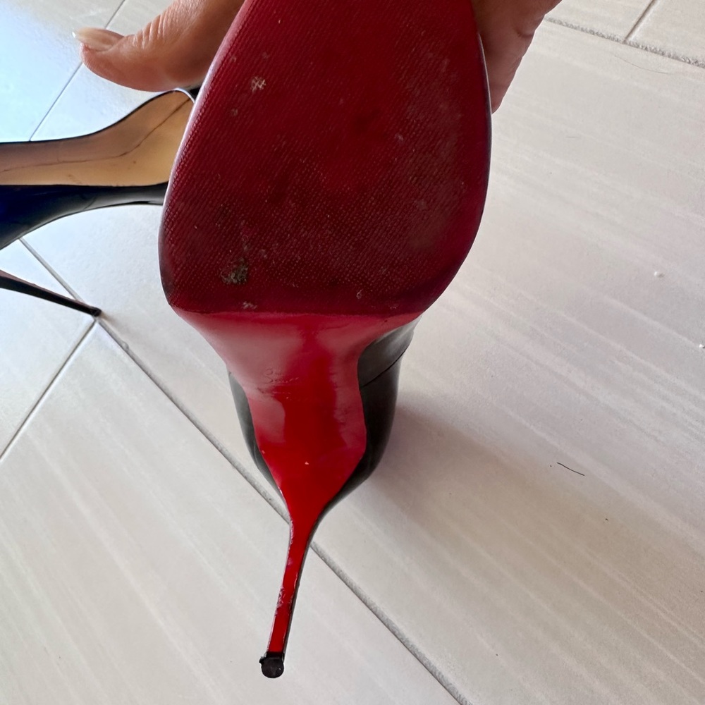 Christian Louboutin's iconic red sole. Head turning Black heels - Picture 8 of 11